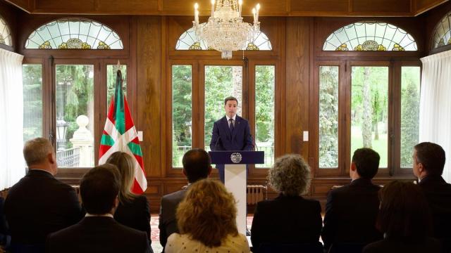 Comparecencia pública del Lehendakari, Imanol Pradales, en el Palacio de Ajuria Enea, con motivo del fallecimiento de Carlos Garaikoetxea.