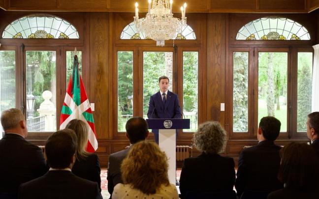 Comparecencia pública del Lehendakari, Imanol Pradales, en el Palacio de Ajuria Enea, con motivo del fallecimiento de Carlos Garaikoetxea.