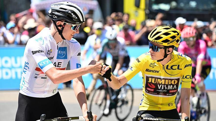 Pogacar y Vingegaard se saludan antes del comienzo de una etapa.