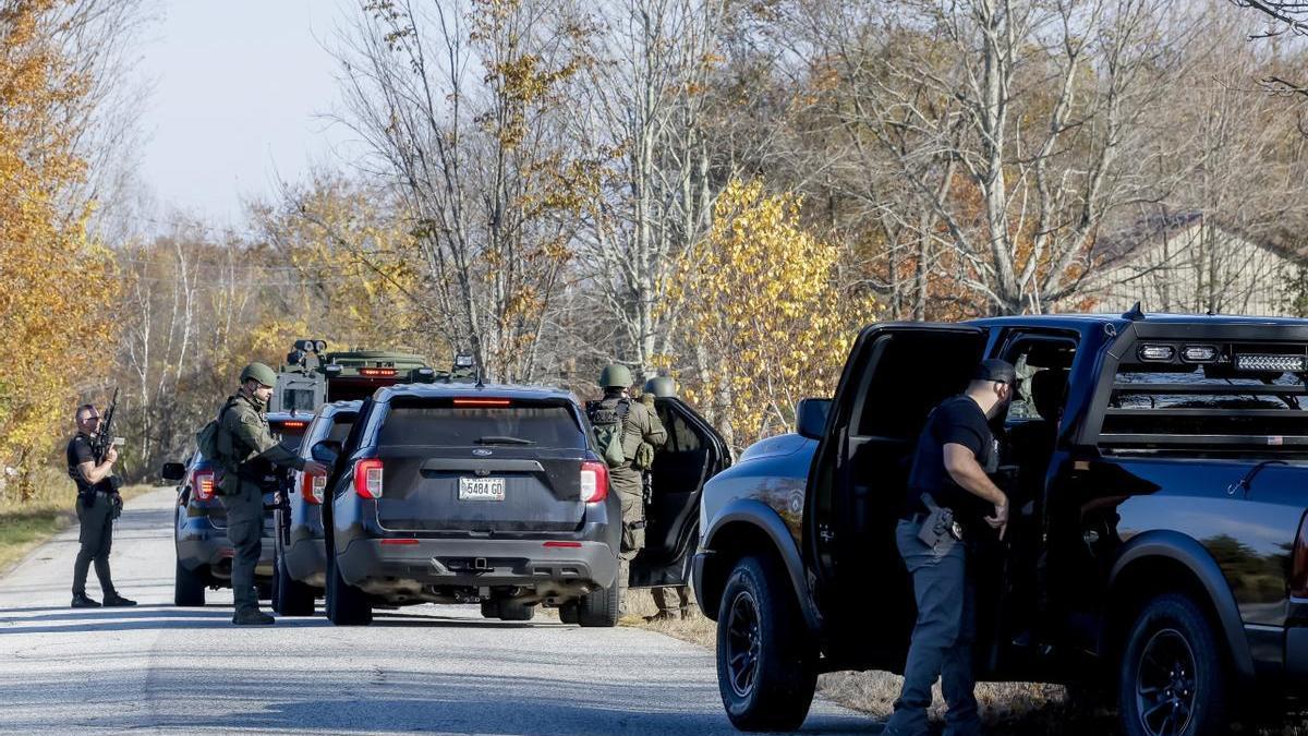 Un grupo de agentes que participan en la búsqueda de Robert Card, autor del tiroteo en Maine.
