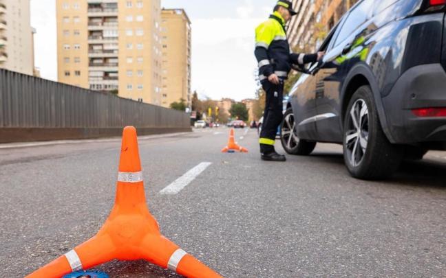 Un agente realiza un control a un conductor.