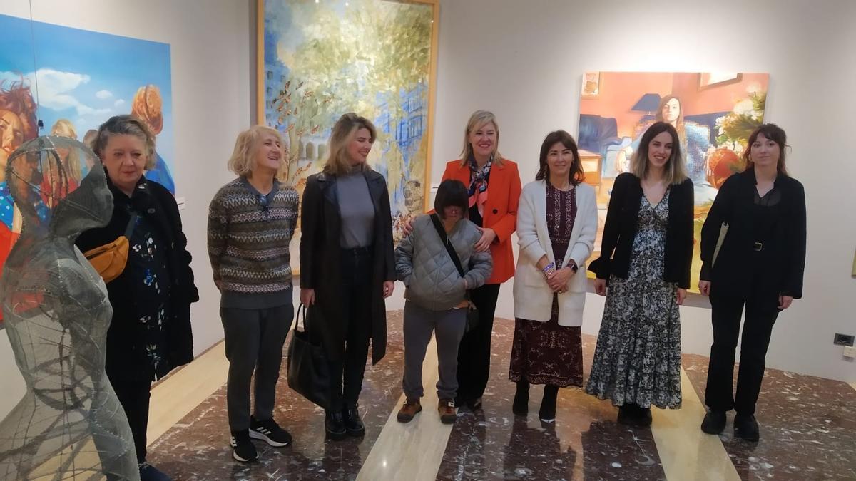 Ana Otadui, con algunas de las artistas que participan en la exposición.