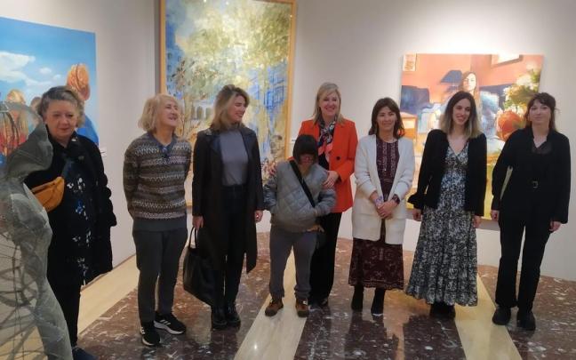 Ana Otadui, con algunas de las artistas que participan en la exposición.