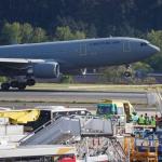 El avión medicalizado con el vasco enfermo llega a Bilbao.