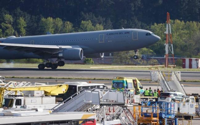 El avión medicalizado con el vasco enfermo llega a Bilbao. / Luis Tejido El avión medicalizado con el vasco enfermo llega a Bilbao.