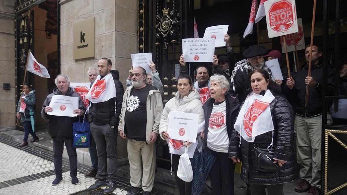 Concentración de Stop Desahucios ante Kutxabank en mayo de 2026 para exigir la retirada de la demanda de desahucio de una vivienda de Irun.