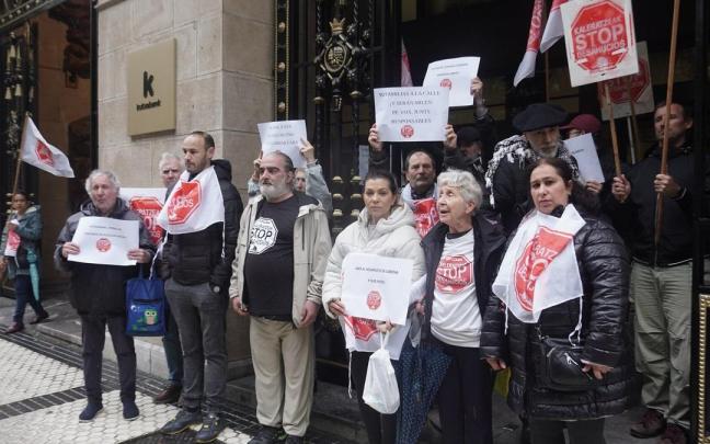 Concentración de Stop Desahucios ante Kutxabank en mayo de 2026 para exigir la retirada de la demanda de desahucio de una vivienda de Irun.