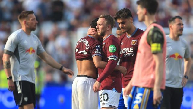Los jugadores del West Ham se lamentan tras un partido de la Premier League.