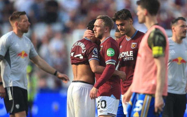 Los jugadores del West Ham se lamentan tras un partido de la Premier League.