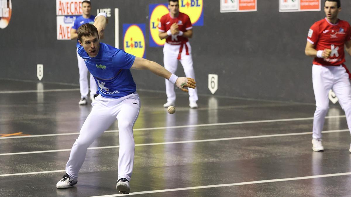 Artola, durante en la quinta jornada del Campeonato de Parejas en el Atano III de Donostia.