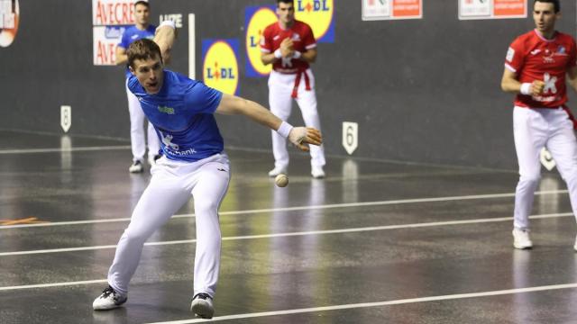 Artola, durante en la quinta jornada del Campeonato de Parejas en el Atano III de Donostia.