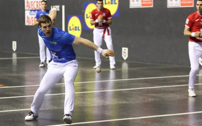 Artola, durante en la quinta jornada del Campeonato de Parejas en el Atano III de Donostia.