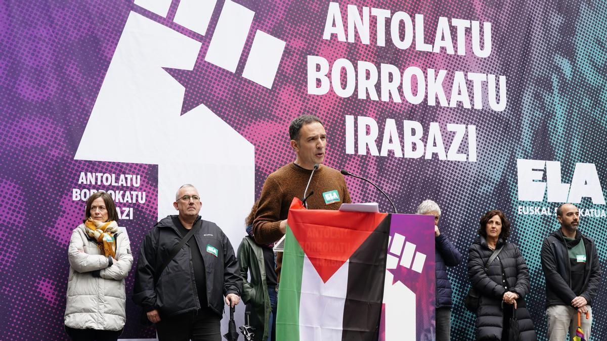 El secretario general de ELA, Mitxel Lakuntza, interviene durante una manifestación.