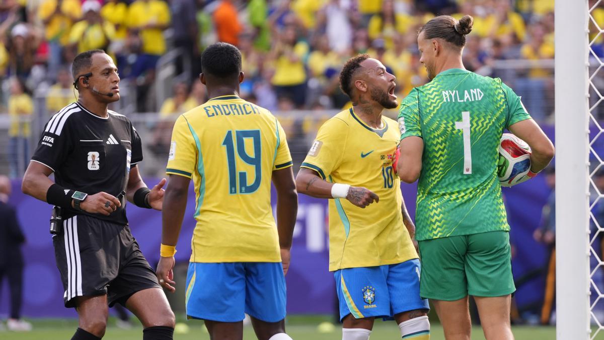 Neymar reclama el balón a Nyland para anotar ante Noruega su único gol del Mundial, desde el punto de penalti.