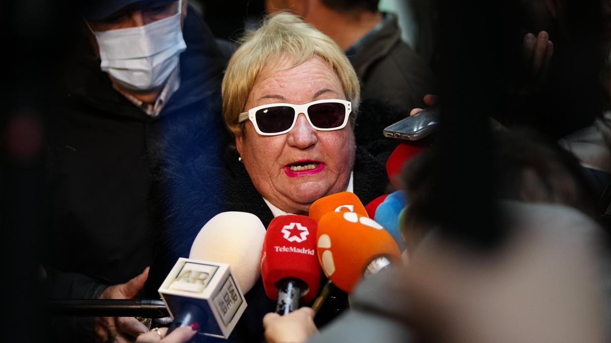 La madre de Sánchez Cogedor hace declaraciones a los medios en el aeropuerto de Barajas.