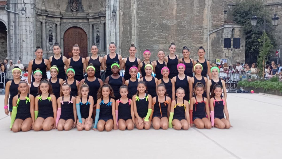Componentes del club de gimnasia rítmica Zubiberri de Azkoitia, en una exhibición llevada a cabo en la localidad.