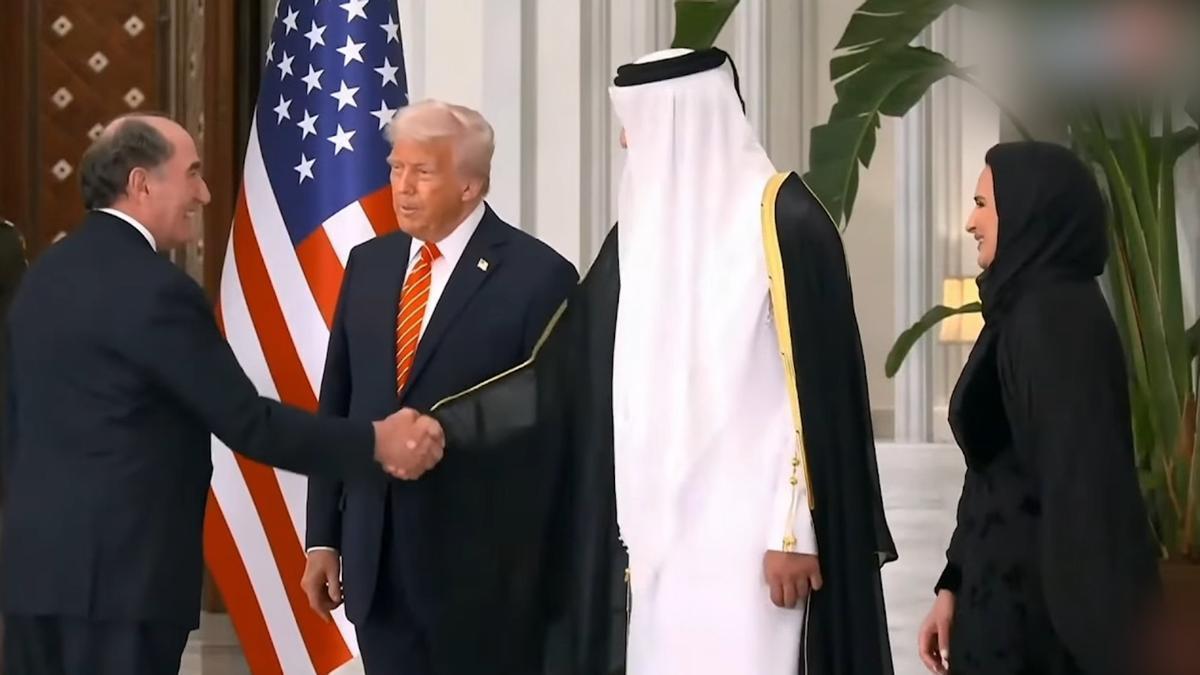 Galán saluda al Emir de Qatar,su principal accionista, tras hacerlo con el presidente de EE.UU., el principal territorio de inversión de la multinacional vasca.