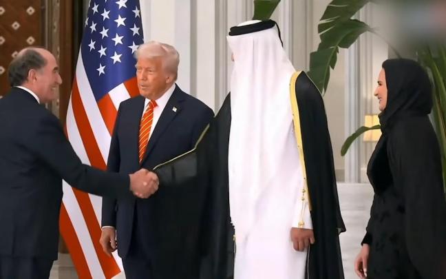 Galán saluda al Emir de Qatar,su principal accionista, tras hacerlo con el presidente de EE.UU., el principal territorio de inversión de la multinacional vasca. / Iberdrola Galán saluda al Emir de Qatar,su principal accionista, tras hacerlo con el presidente de EE.UU., el principal territorio de inversión de la multinacional vasca.