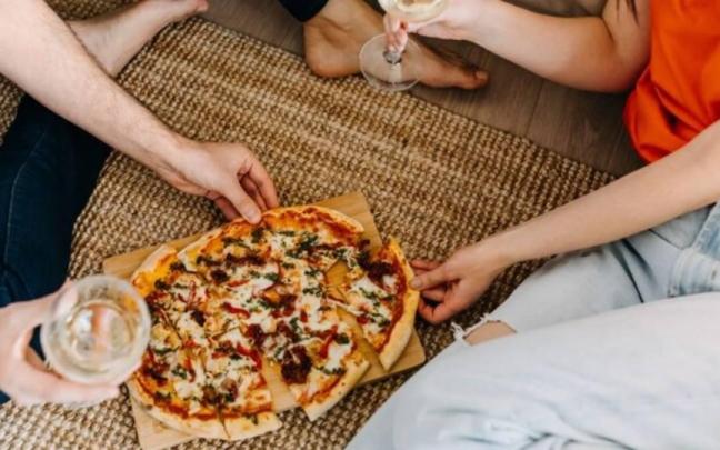 La cena es una de las comidas más determinantes para el descanso y el metabolismo nocturno. / Freepik La cena es una de las comidas más determinantes para el descanso y el metabolismo nocturno.