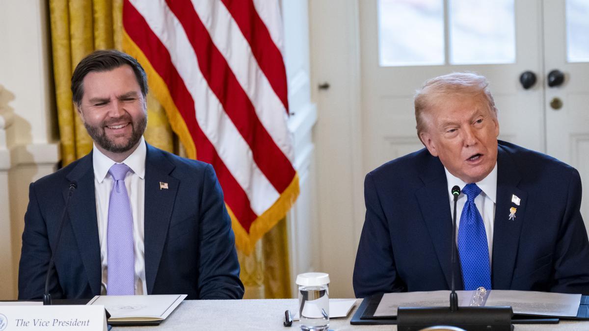 JD Vance y Donald Trump, durante una comparecencia.