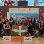 La plantilla del Bidaideak Bilbao BSR celebra la reedición del título de Copa.