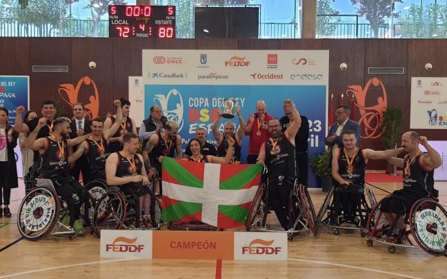 La plantilla del Bidaideak Bilbao BSR celebra la reedición del título de Copa. La plantilla del Bidaideak Bilbao BSR celebra la reedición del título de Copa.