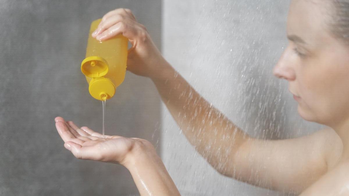 El segundo gran fallo que señala Ana Molina tiene que ver con los productos de higiene personal que se utilizan durante la ducha, especialmente los geles y jabones.