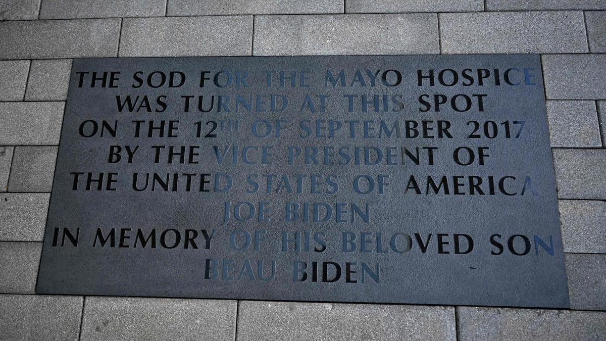 La placa en homenaje al hijo de Joe Biden, Beau.