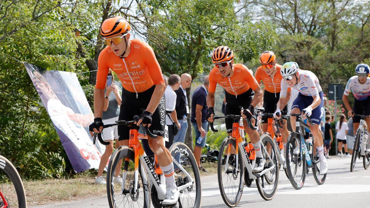 Ciclistas del Euskaltel-Euskadi ruedan durante la presente campaña.