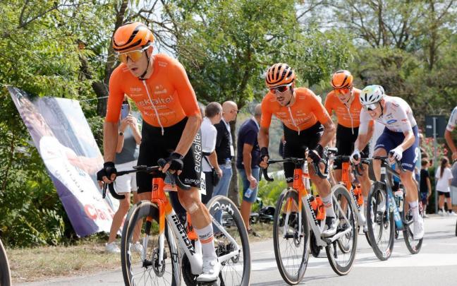 Ciclistas del Euskaltel-Euskadi ruedan durante la presente campaña.