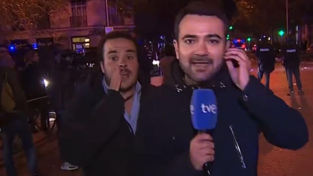 Un energúmeno increpando al reportero de TVE en Ferraz.