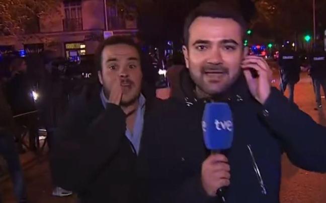 Un energúmeno increpando al reportero de TVE en Ferraz.