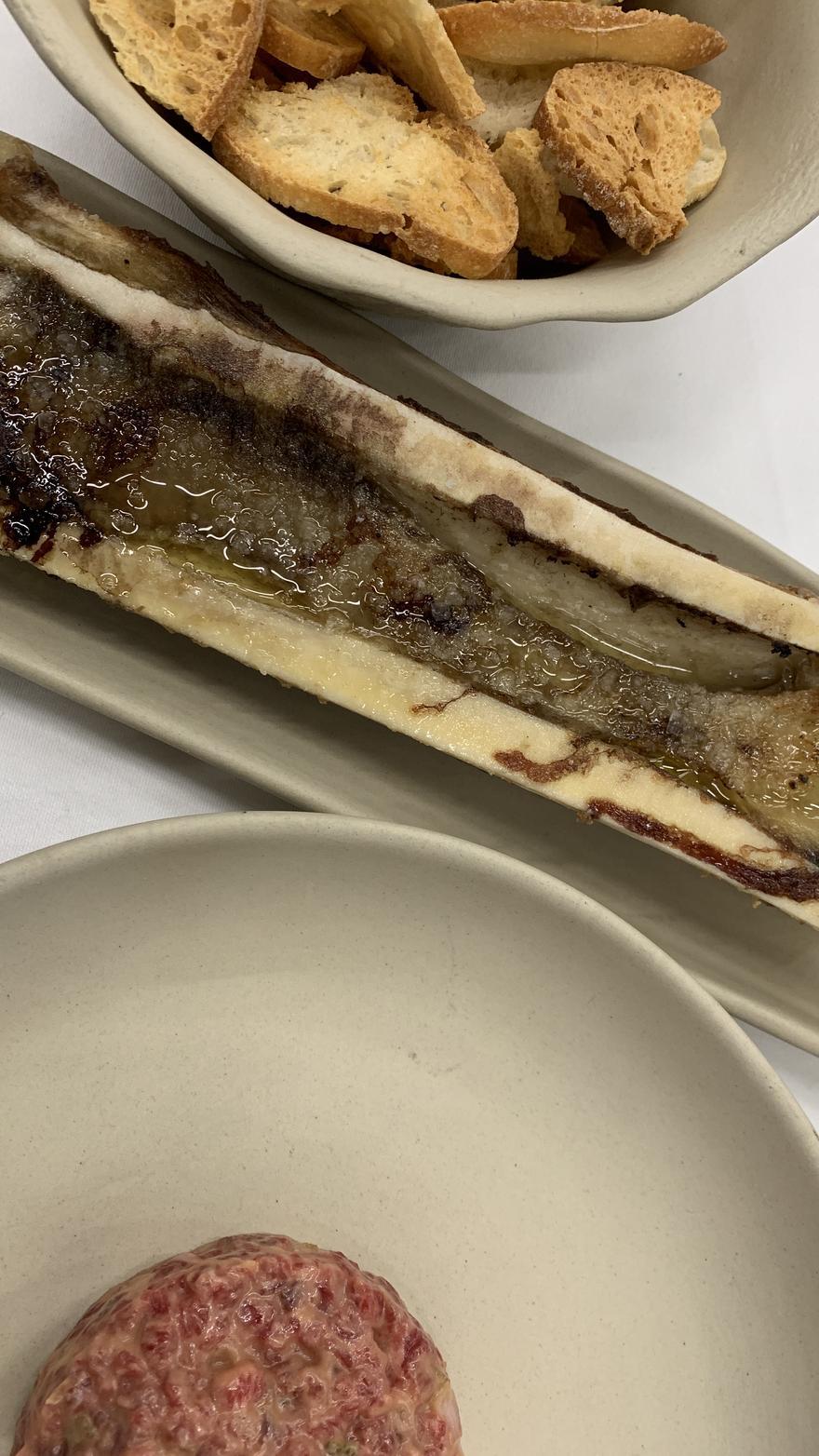 Tartar y tuétano, en Casa Garras.