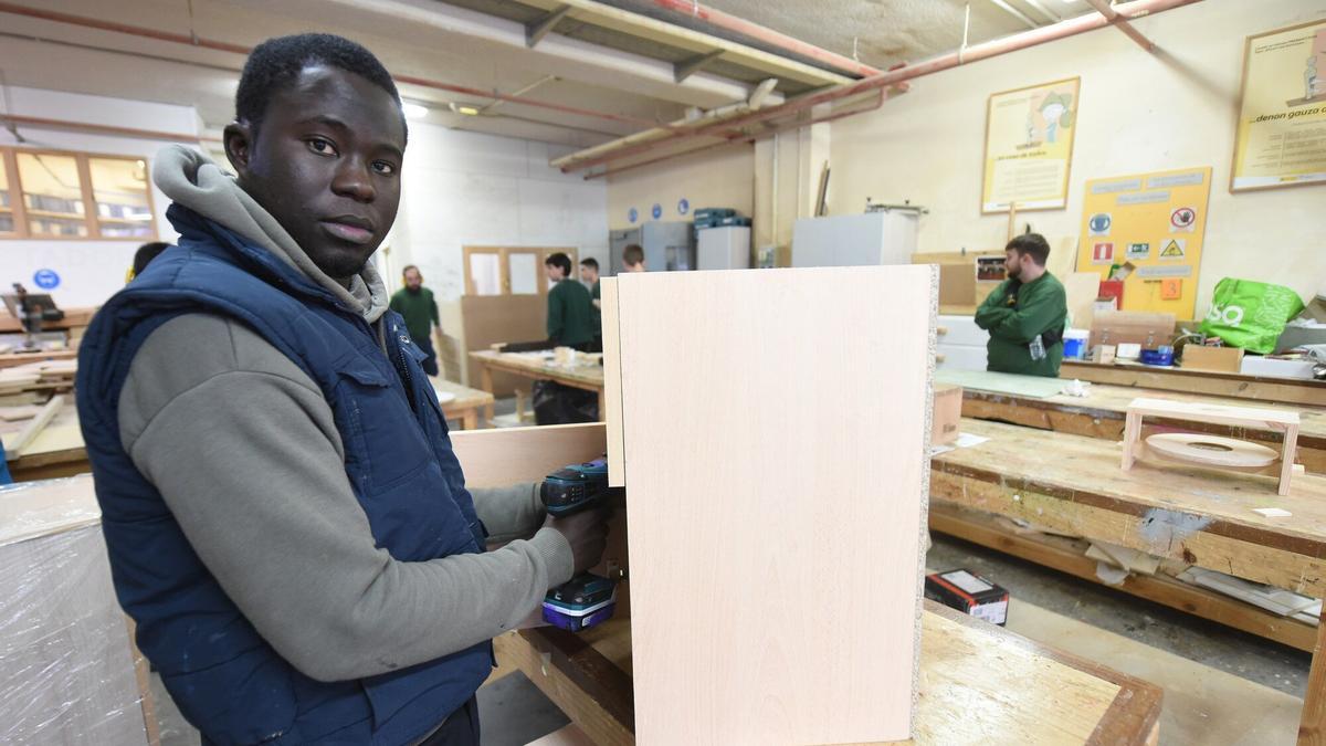 Un estudiante de FP en un taller de la Fundación Peñascal.