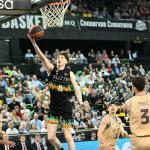 Agustín Ubal penetra a canasta contra el Barça.