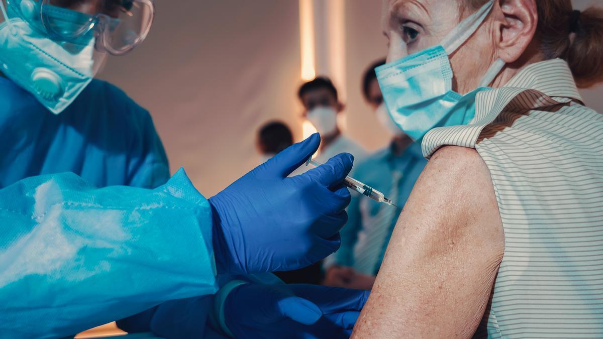 Una mujer de más de 60 años se vacuna de la gripe. /