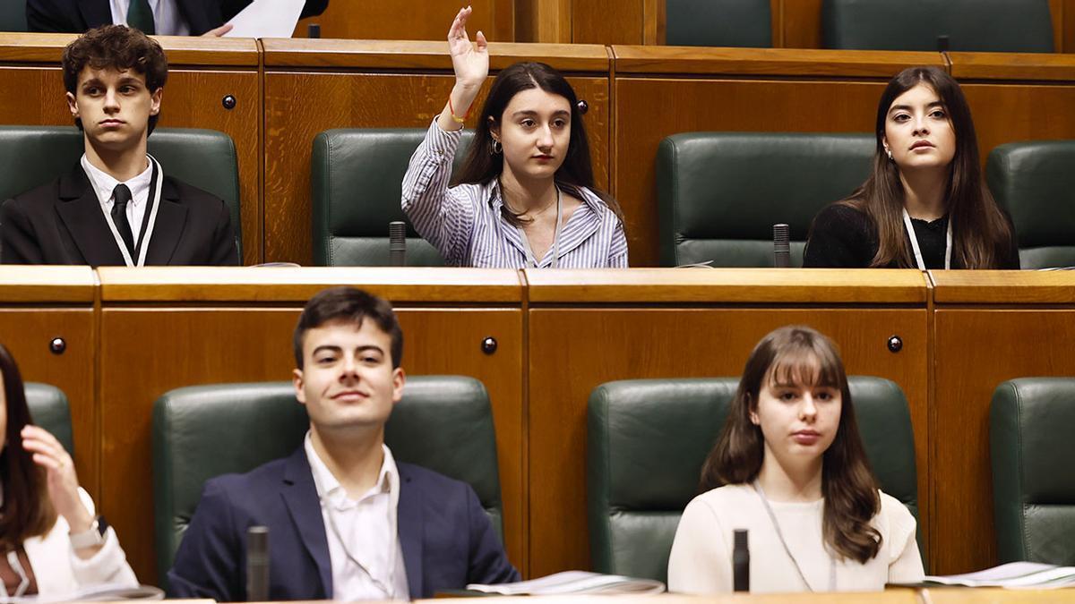 Estudiantes de Deusto simulan un debate parlamentario.