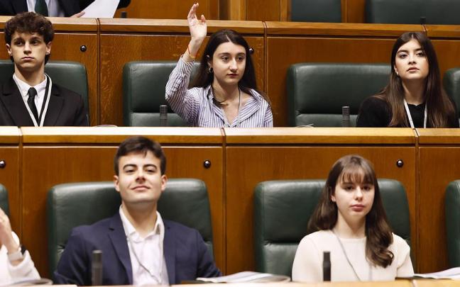 Estudiantes de Deusto simulan un debate parlamentario.