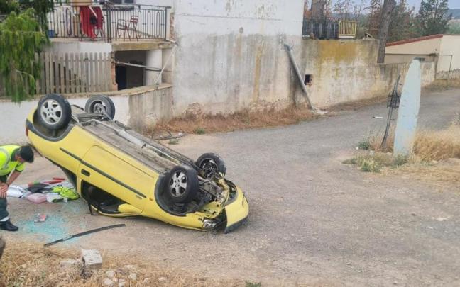 Un guardia civil examina el coche accidentado. Un guardia civil examina el coche accidentado.