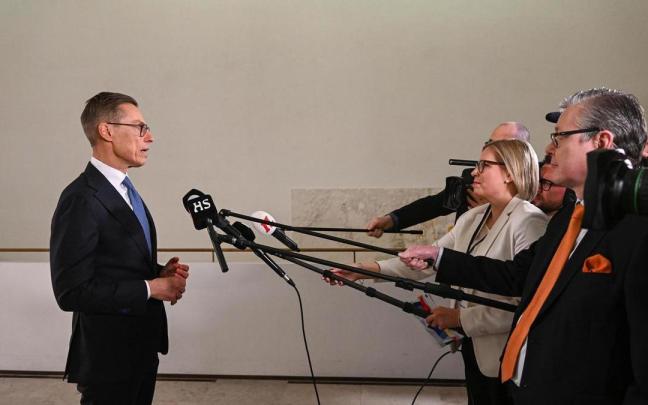Alexander Stubb comparece ante los medios tras su triunfo. / EFE Alexander Stubb comparece ante los medios tras su triunfo.