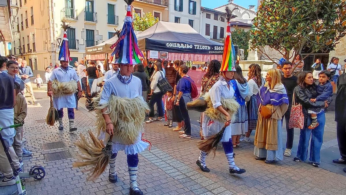 Zubietako joaldunek festa iragarri zuten zintzarrien hotsarekin.