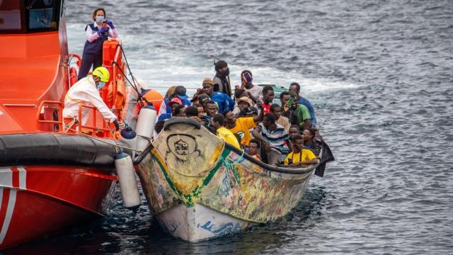 Salvamento marítimo durante el rescate de un cayuco, antes de llegar al muelle de La Restinga, en la isla de El Hierro.