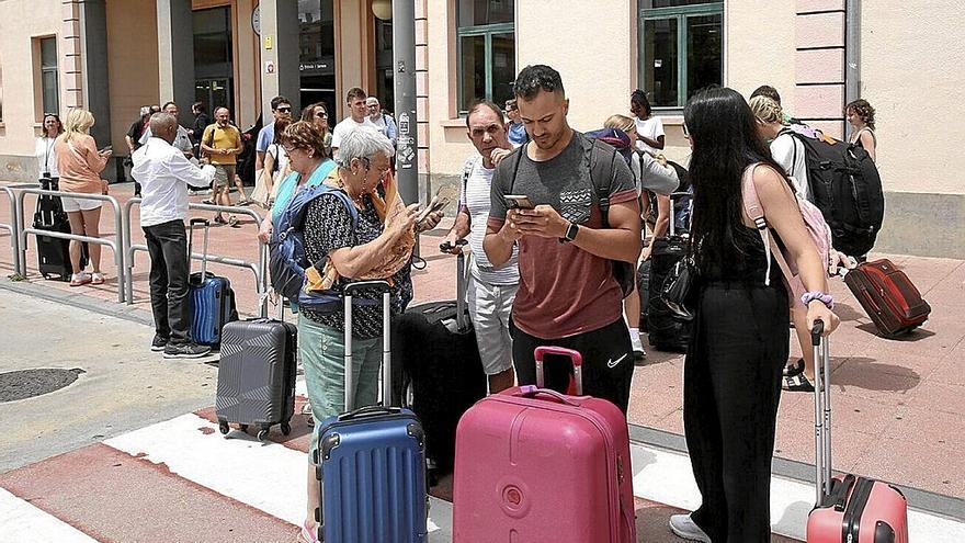 Turistas en la estación de tren de Pamplona, en vísperas de San Fermín.