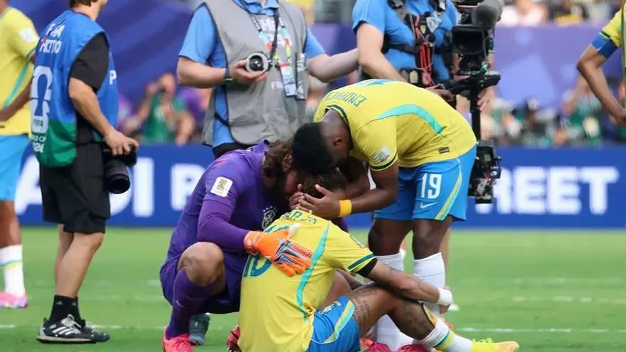 Jugadores de Brasil reaccionan a la eliminación del Mundial este domingo, al final del partido frente a Noruega en el estadio MetLife en Nueva Jersey (EE.UU.). EFE/ Octavio Guzmán