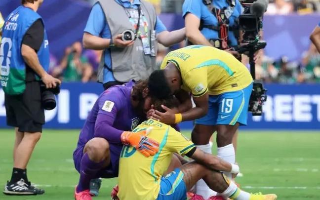 Jugadores de Brasil reaccionan a la eliminación del Mundial este domingo, al final del partido frente a Noruega en el estadio MetLife en Nueva Jersey (EE.UU.). EFE/ Octavio Guzmán