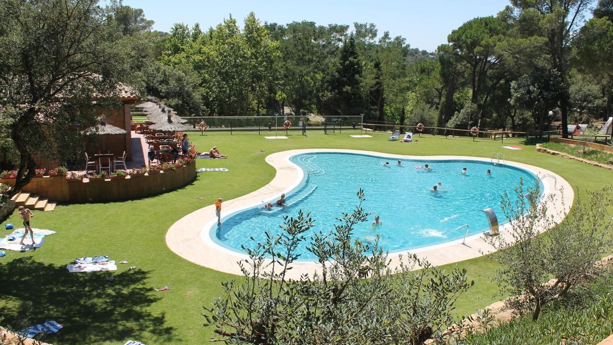 Camping con piscina.
