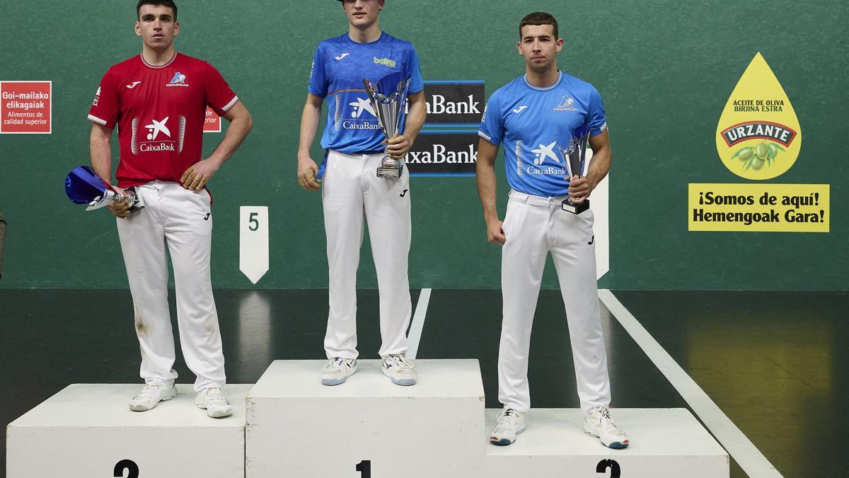 Unai Amiano, campeón del Manomanista Serie B tras ganar a Ander Murua en el frontón Labrit de Iruñea.