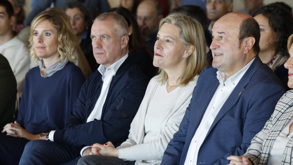 En el acto de presentación de la inicitiva 'Euskadi Think Next' el presidente del EBB del PNV ha estado acompañado por el lehendakari.