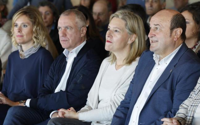 En el acto de presentación de la inicitiva 'Euskadi Think Next' el presidente del EBB del PNV ha estado acompañado por el lehendakari.