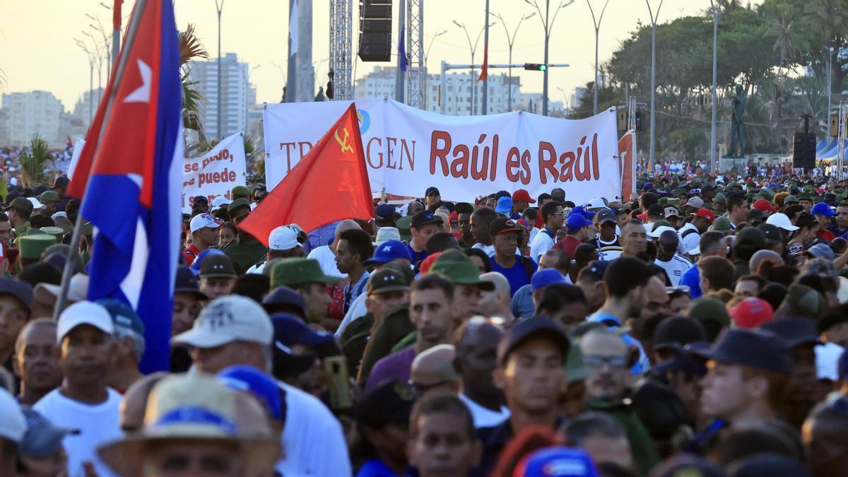 Miles de personas asisten a la marcha en apoyo al expresidente de Cuba Raúl Castro este viernes, en La Habana.